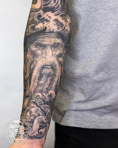 Ryan Thompson tattoo 037
