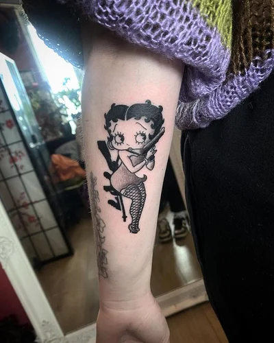 Sophie Alvis tattoo 042
