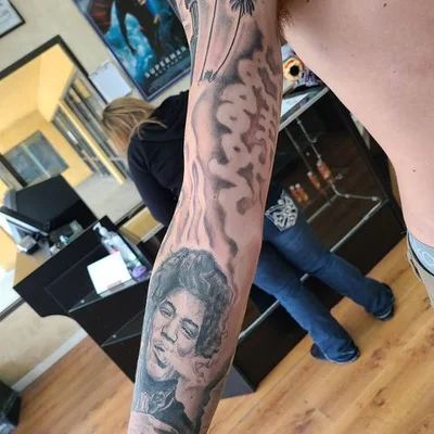 Samantha McQuillan tattoo 032