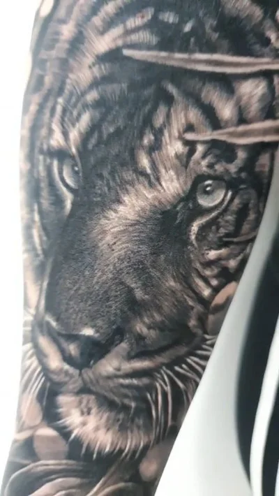 Samantha Bee tattoo 040