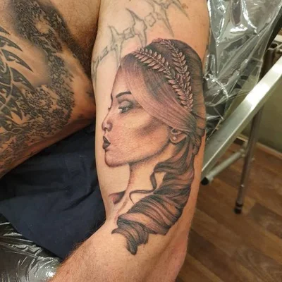 Sarah Bacon tattoo 017