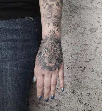 Sara Urban tattoo 035