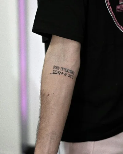 Schwarz oder Gold tattoo 010