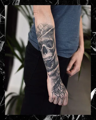 Schwarz oder Gold tattoo 021