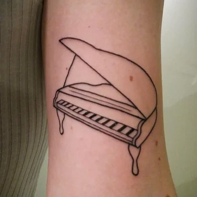 Sera Hunt tattoo 030
