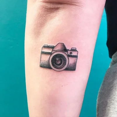 Sera Hunt tattoo 040