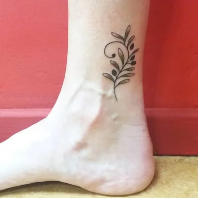 Sera Hunt tattoo 043