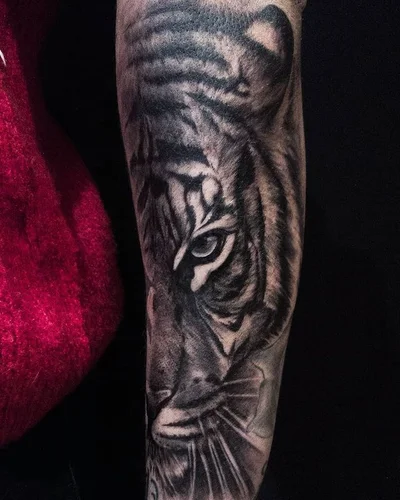 Seth Mgt tattoo 037