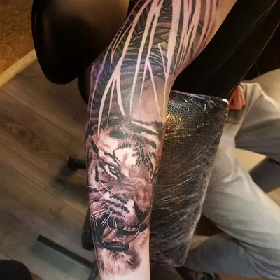 Anna Petrova tattoo 009