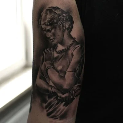 Anna Petrova tattoo 043