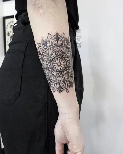 Simona Petrux tattoo 001