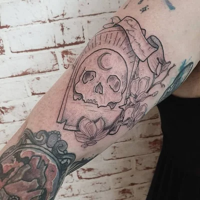 Nikki Kelly tattoo 043