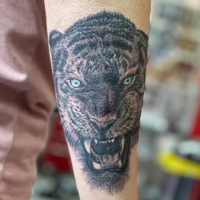 Sonya Red tattoo 042