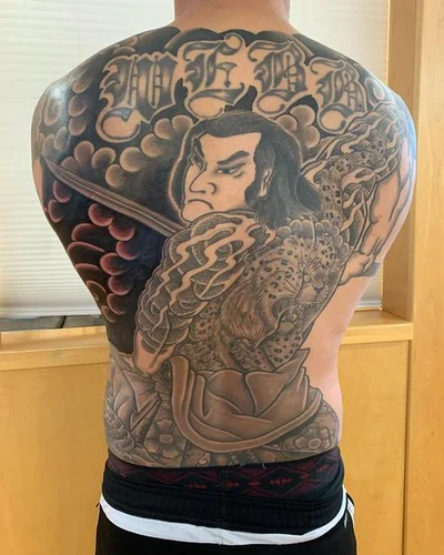 Lili Renée tattoo 041
