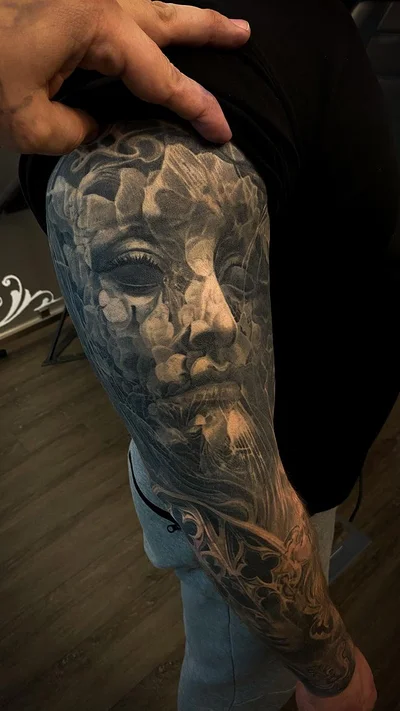 Stefan, the owner of ArtOfEternity tattoo 019
