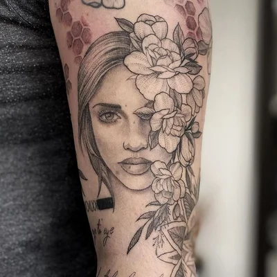 Steffi Fischer tattoo 049