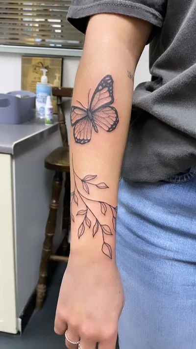 Stephanie Owens tattoo 042