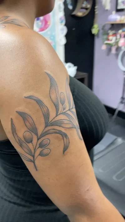 Katie Colson tattoo 011