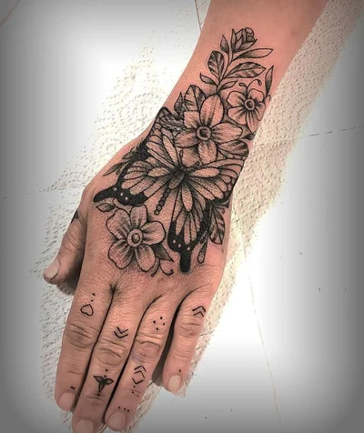 Tamires Giarola tattoo 017