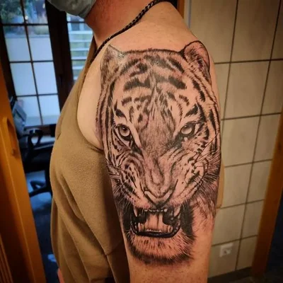 Christopher Esche tattoo 008