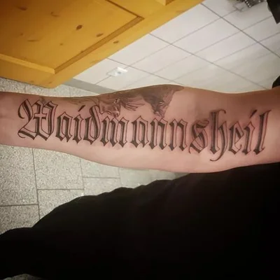 Christopher Esche tattoo 042