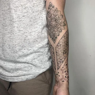 Elise Tack tattoo 032
