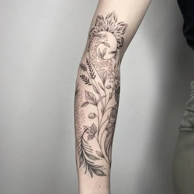Elise Tack tattoo 048