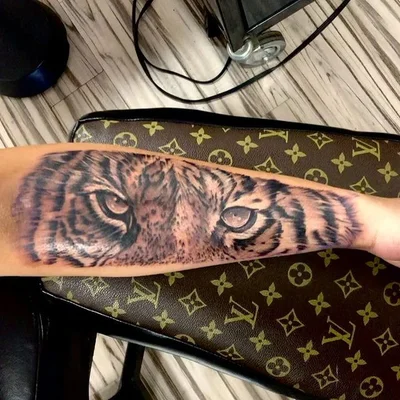 Chris B tattoo 033