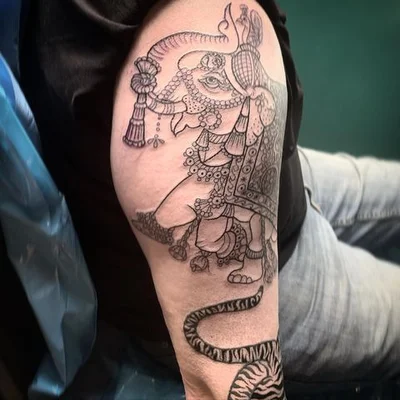 Hailey Slade tattoo 040