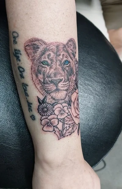 Nicola Hanley tattoo 050