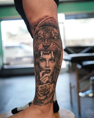 Sophie Hollie tattoo 018