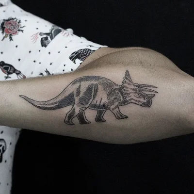 Thais Heleno tattoo 010