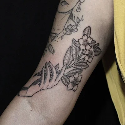 Thais Heleno tattoo 035