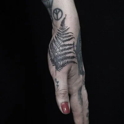 Thais Heleno tattoo 043