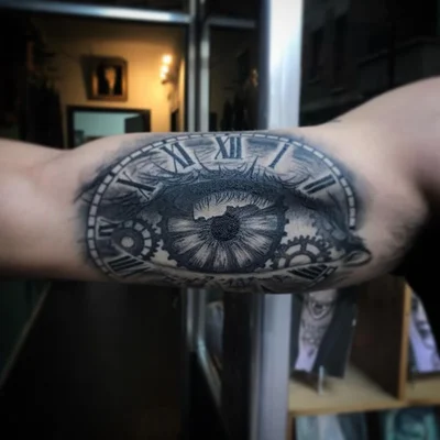 Susana Golden tattoo 007