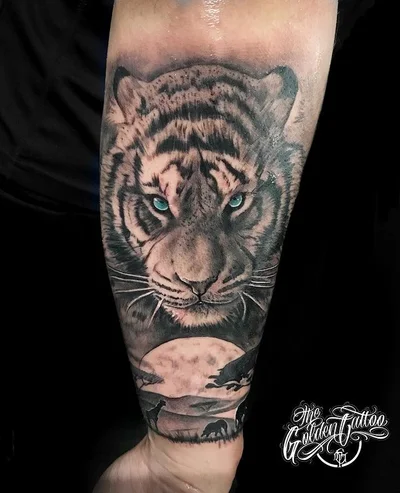 Susana Golden tattoo 044