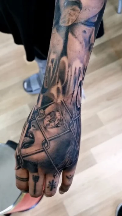 Greg Roberts tattoo 013