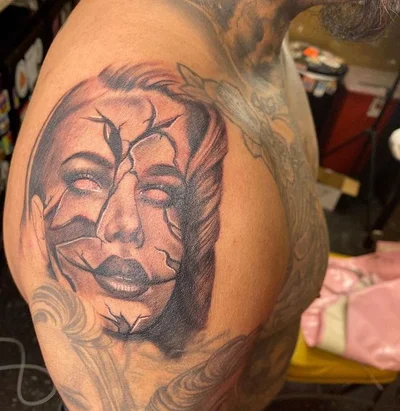 The Tattooed Lady tattoo 050