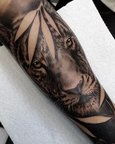 Vicky Brown tattoo 008