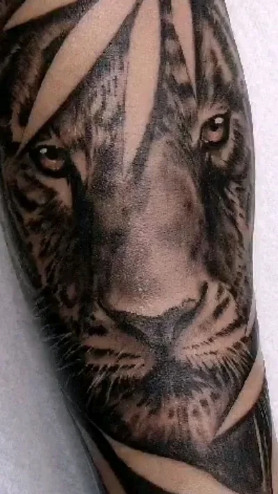 Vicky Brown tattoo 020