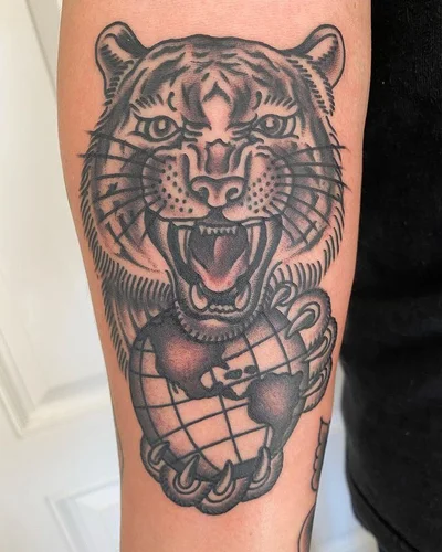 Eric Jones tattoo 032