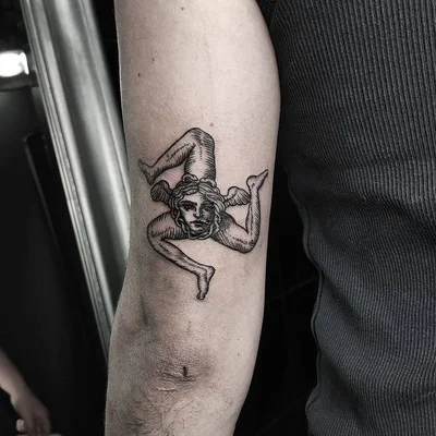 Vanesa Charmani tattoo 007