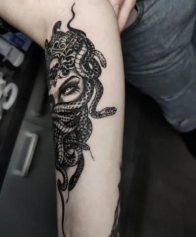 Vanesa Charmani tattoo 050