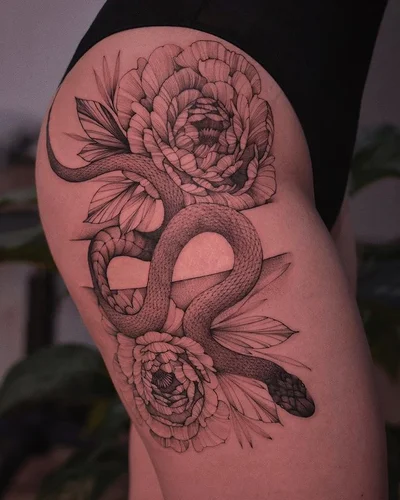 Varya Romanchyk tattoo 032