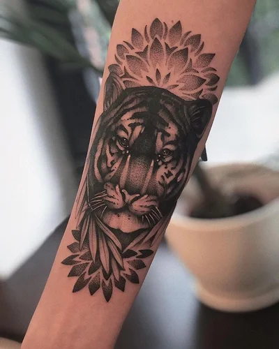 Varya Romanchyk tattoo 034