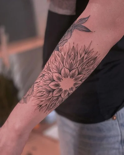 Varya Romanchyk tattoo 047