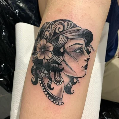 Vicky Morgan tattoo 040