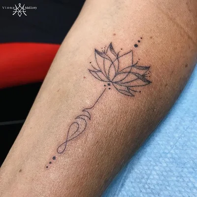 Viona Mallory tattoo 043