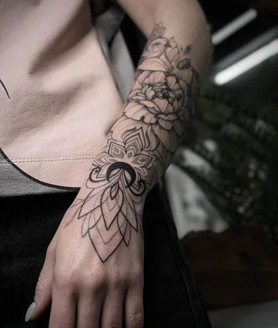 Vlada Vysotskaya tattoo 042