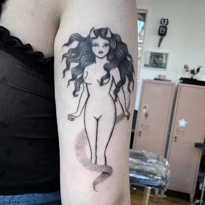 Sarah Whitehouse tattoo 046